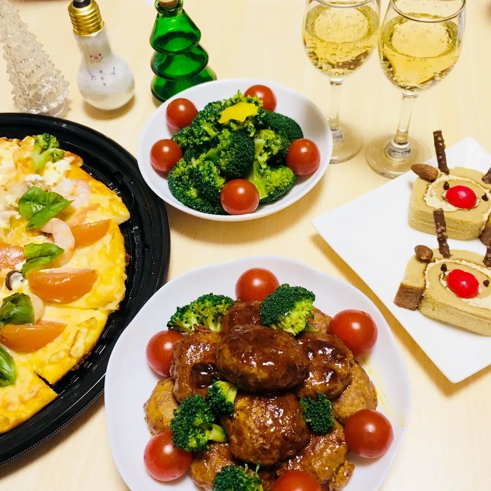 Snapdishの料理写真:M izukiさんの煮込みハンバーグで、クリスマスディナー♪|kewpieさん