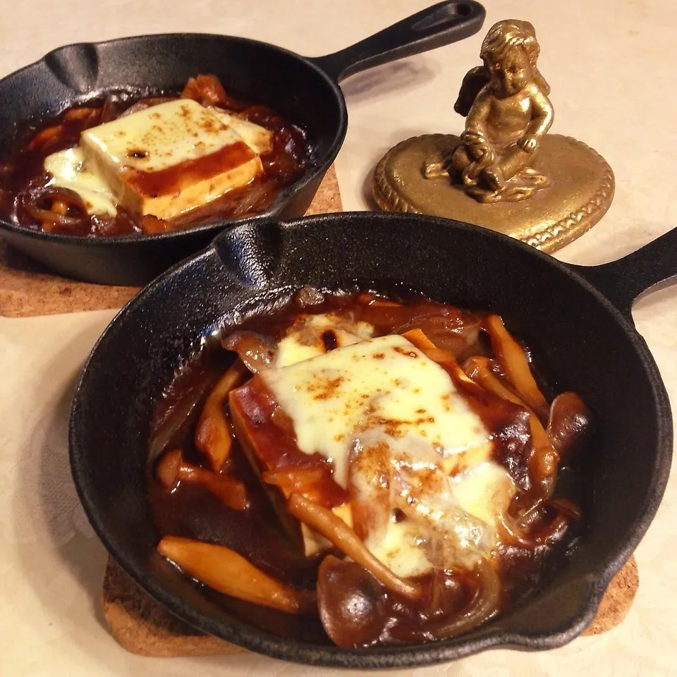 【スキレット部】お豆腐のデミグラスソースチーズ焼き♪|henryさん