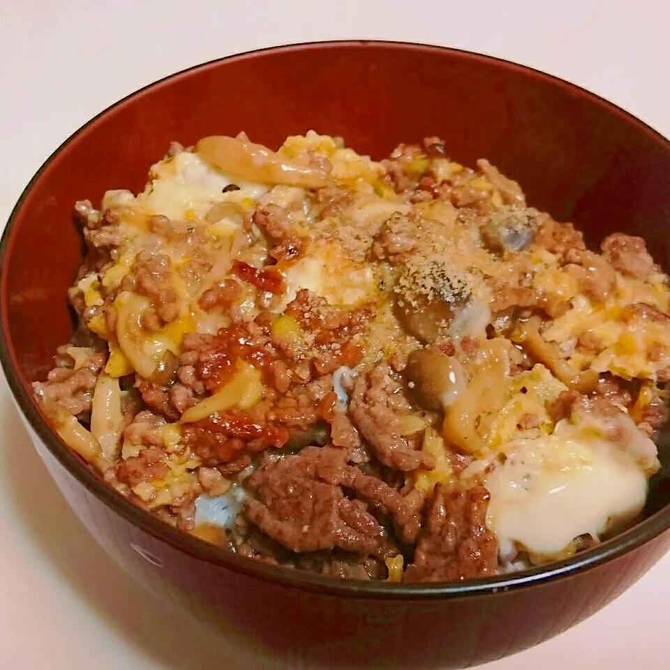 Snapdishの料理写真:ひき肉としめじの卵とじ丼|ぽよさん