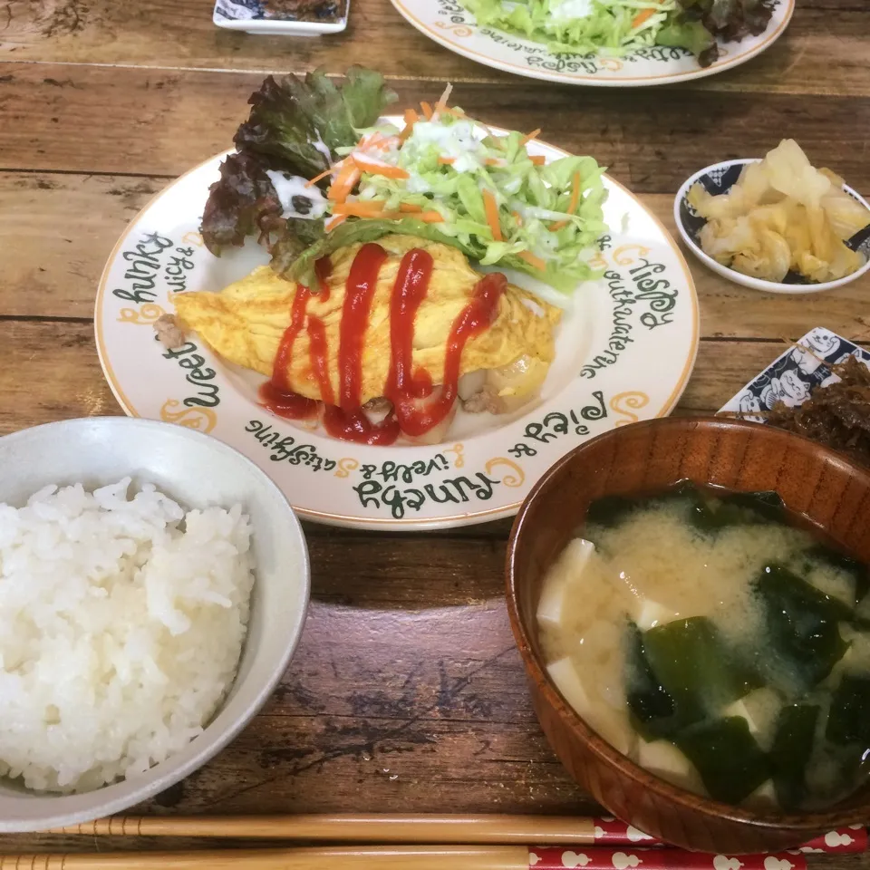 Snapdishの料理写真:ミートオムレツ朝ごはん|みぃたんさん