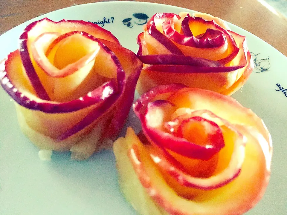 Snapdishの料理写真:薔薇アップルパイ|akmさん