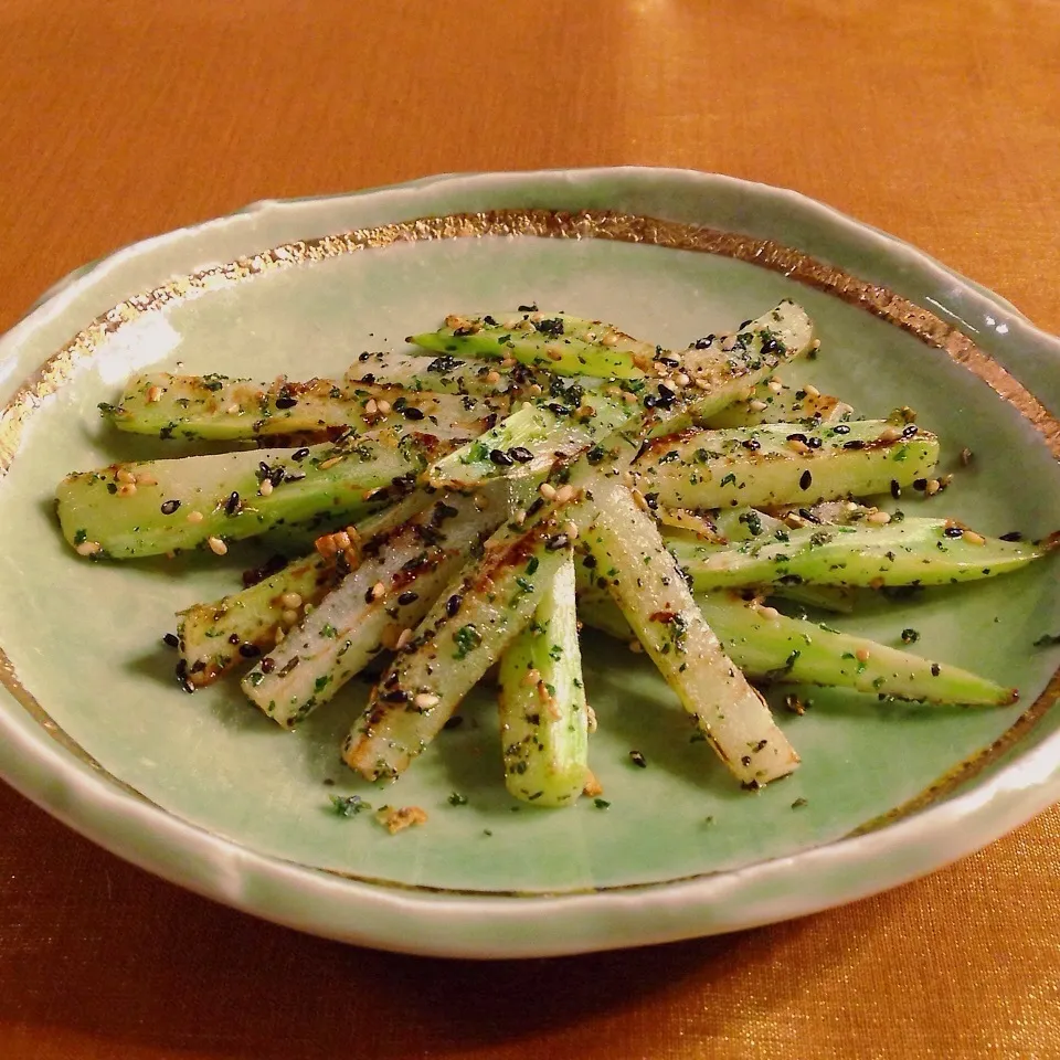 Snapdishの料理写真:♪ブロッコリー茎の青菜胡麻ソテー♪|henryさん