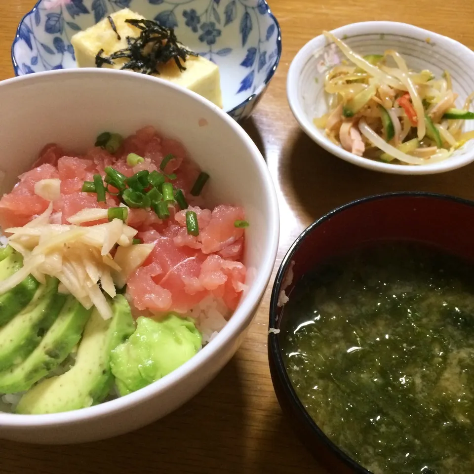 Snapdishの料理写真:アボカドマグロ丼|みぃたんさん