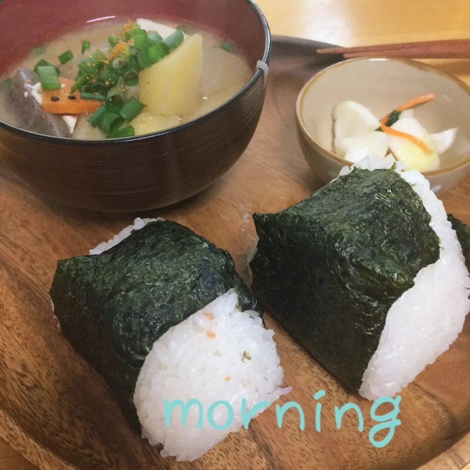 豚汁とおにぎり朝食|みぃたんさん