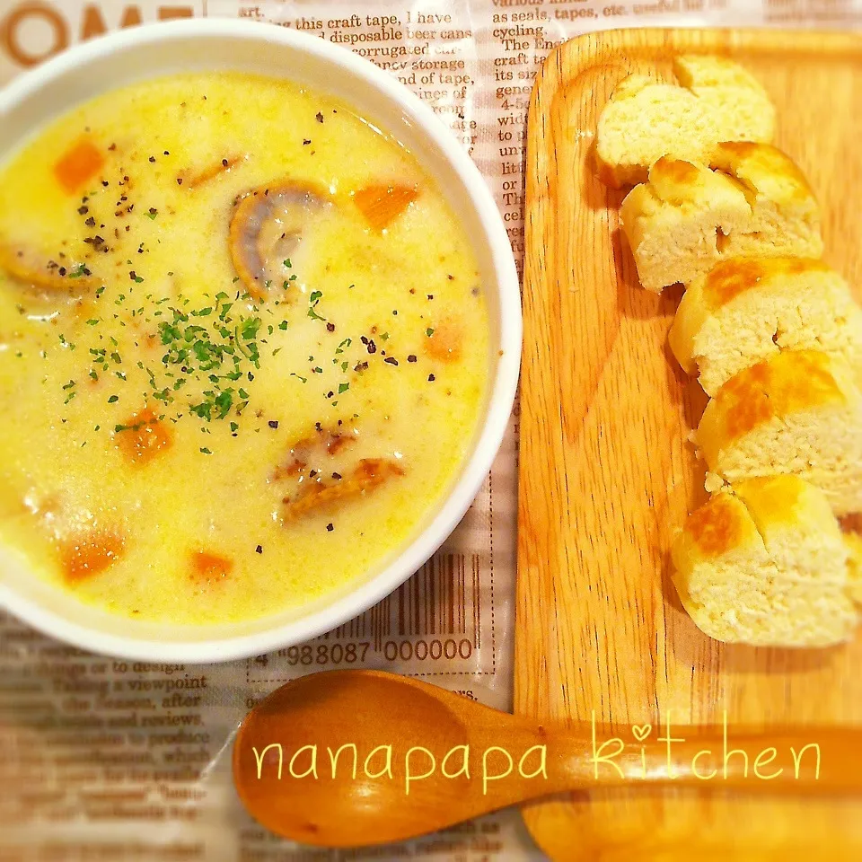 Snapdishの料理写真:帆立のクラムチャウダーと手作りスコーン♡|nanapapa kitchenさん