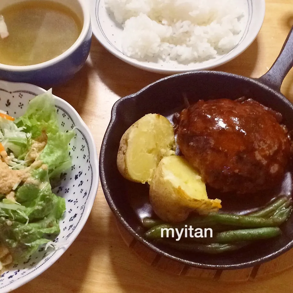 煮込みハンバーグで晩御飯|みぃたんさん