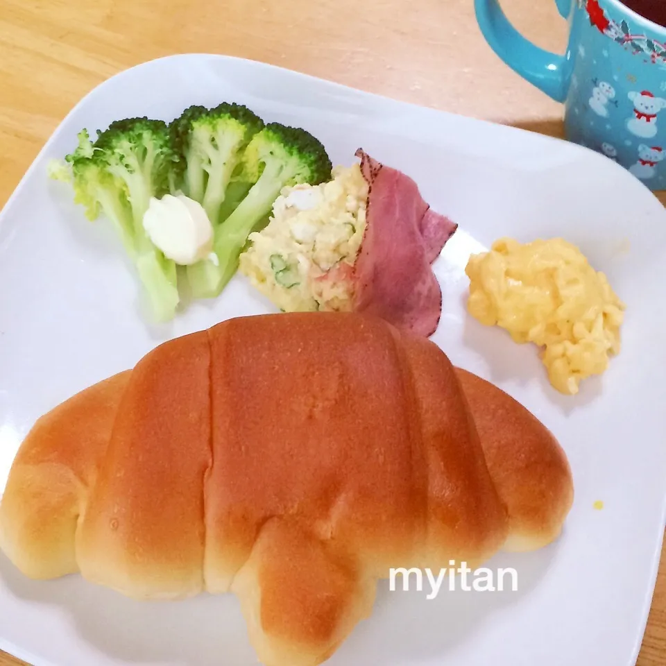 塩パンで朝ごはん|みぃたんさん