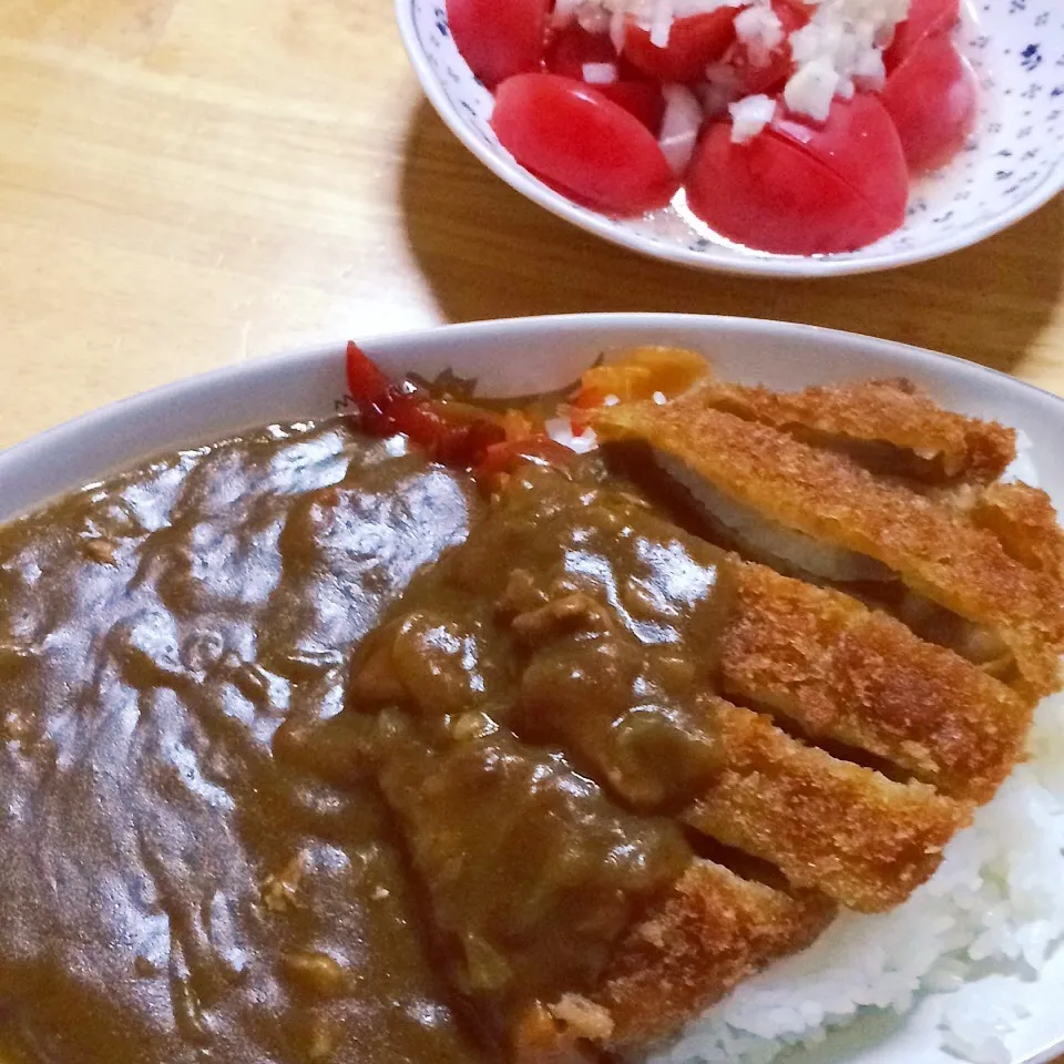 カツカレーとトマトサラダ|みぃたんさん