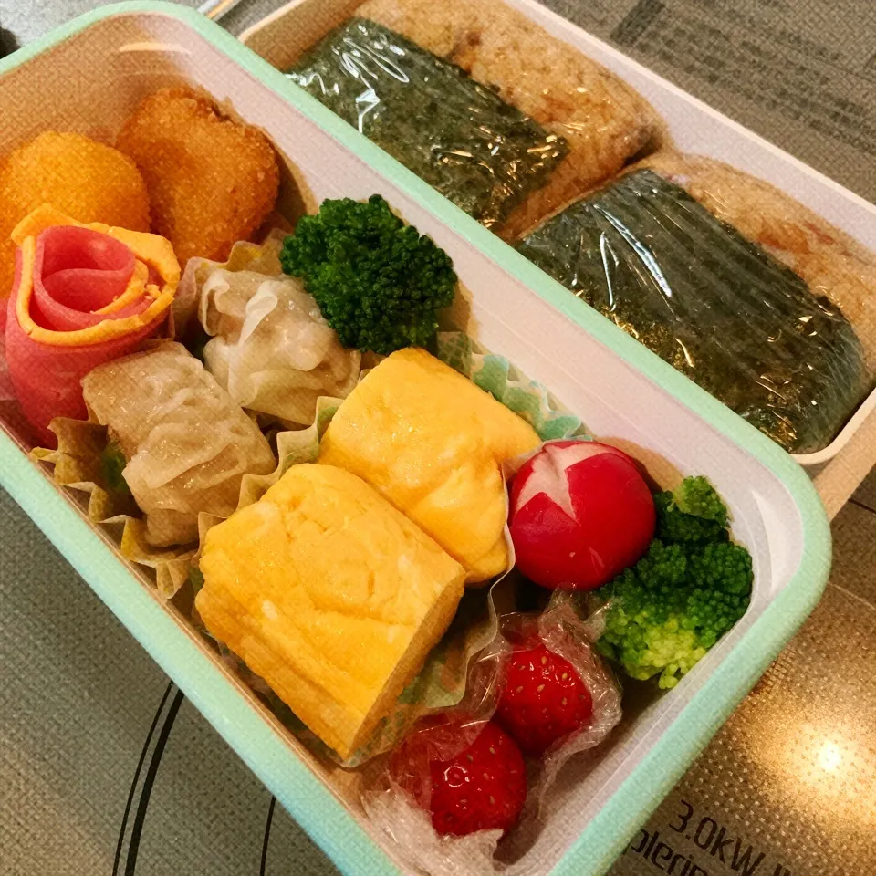 Snapdishの料理写真:今日の娘弁当🍱 鰻ひつまぶしの四角おにぎり|きゃずさん