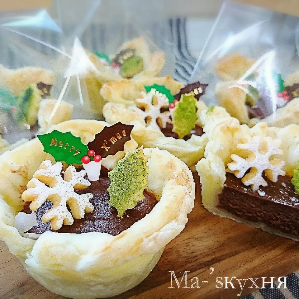 Snapdishの料理写真:プチギフトのチョコレートチーズケーキパイ☆クリスマスVer.|ミキオさん