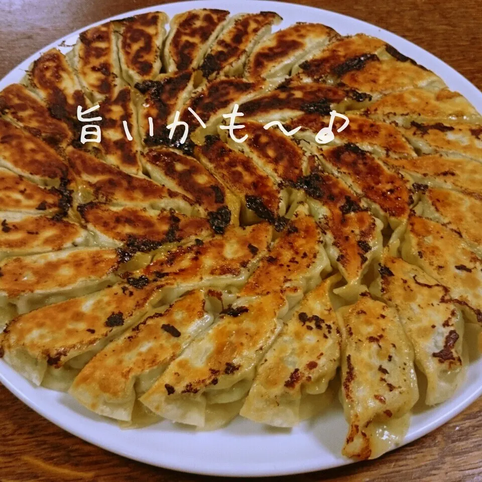 Snapdishの料理写真:餃子が焼けたよ～♪|マイケルの料理さん