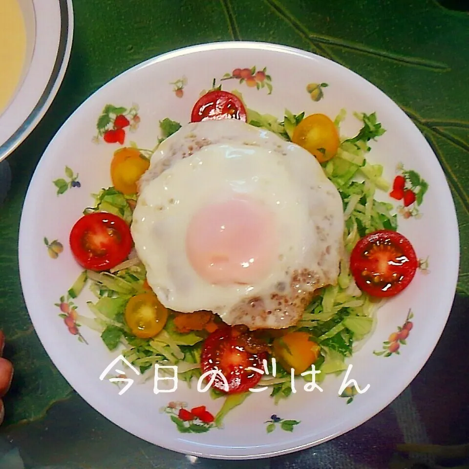 Snapdishの料理写真:ひき肉のカレー炒め野菜と目玉焼き添え|きゃずさん