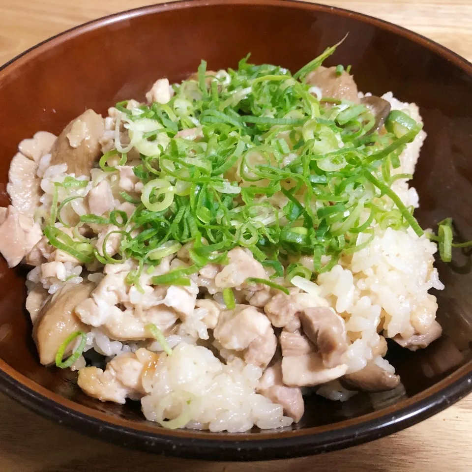 Snapdishの料理写真:鶏肉ときのこの炊き込みご飯|まぁたんさん