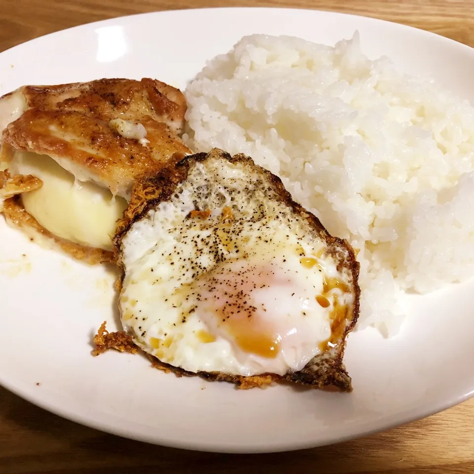 鶏胸肉のチーズはさみ焼き＆目玉焼き|まぁたんさん