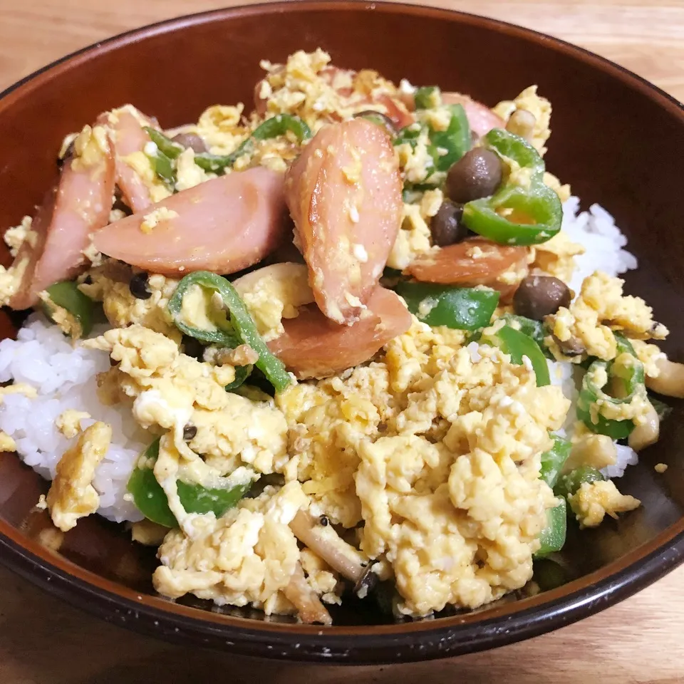 魚肉ソーセージとピーマンとしめじ玉子炒め丼|まぁたんさん