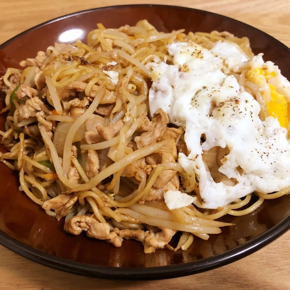 Snapdishの料理写真:目玉焼きのせ焼きそば|まぁたんさん