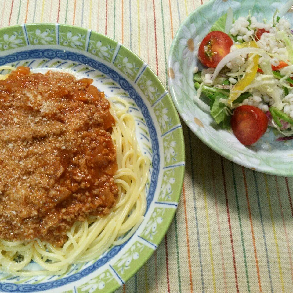 Snapdishの料理写真:もち麦サラダとお肉たっぷりミートスパゲッティ🍝|くりんさん