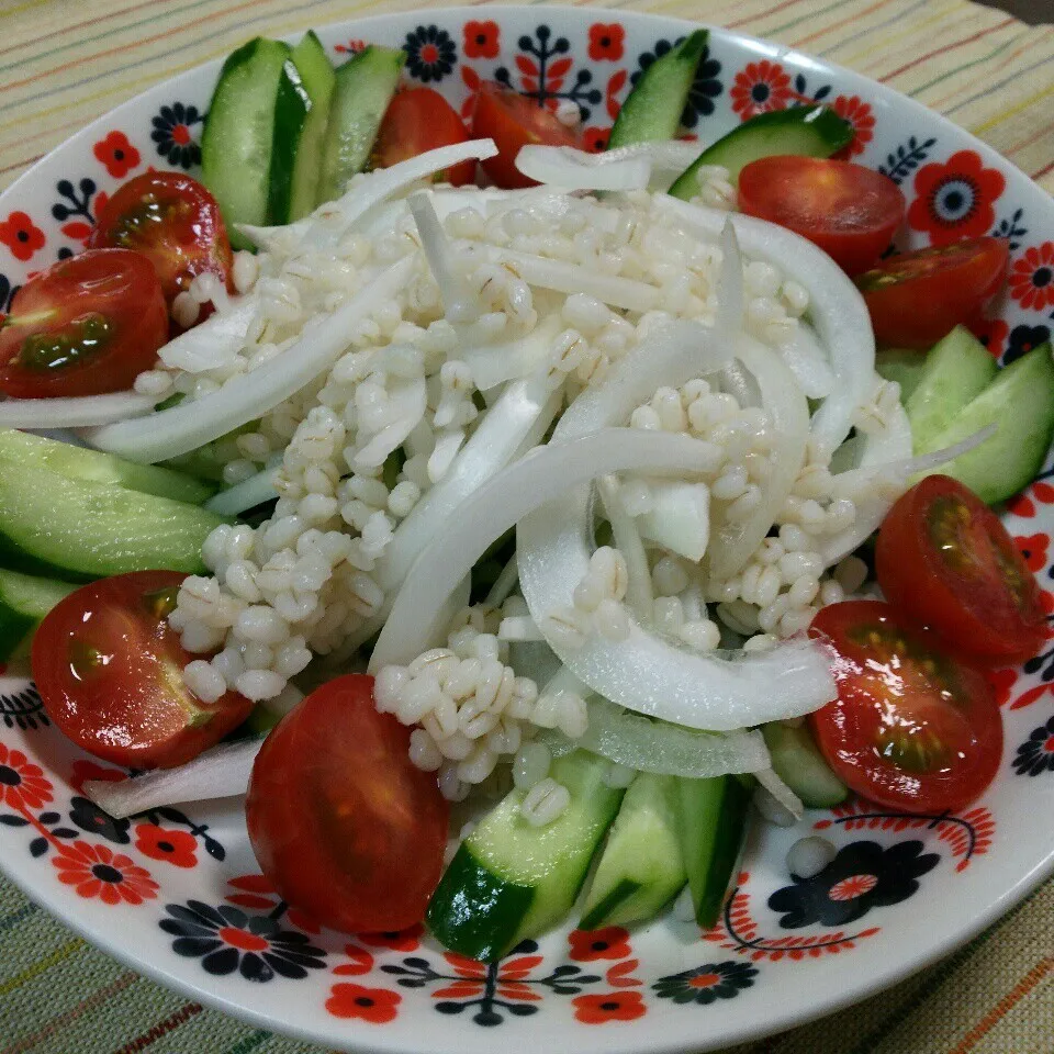 *akane*ちゃんのまねっこ🙋もち麦トッピング新玉サラダ|くりんさん