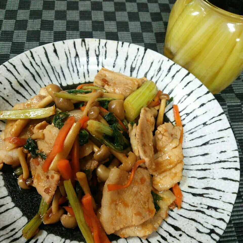 セロリの葉入り豚バラ生姜焼きとセロリのピクルス|くりんさん