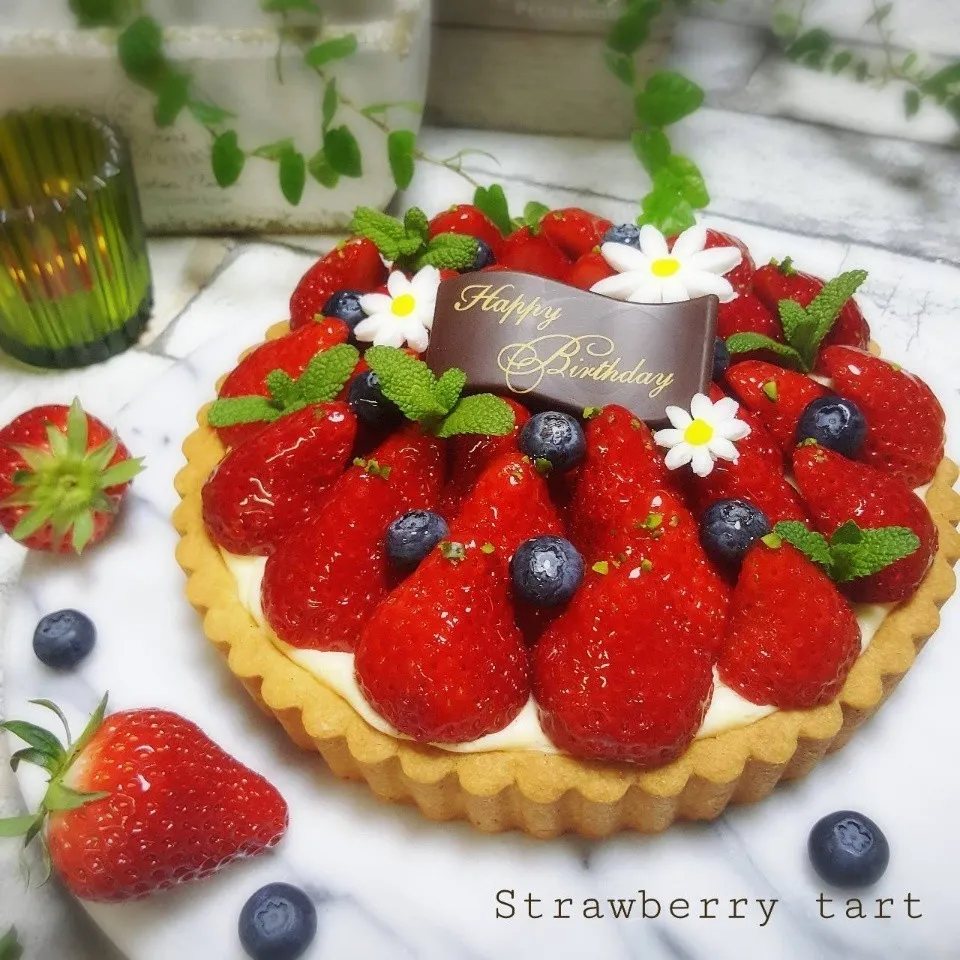 Snapdishの料理写真:イチゴタルトのバースデーケーキ🍓|tetujinさん