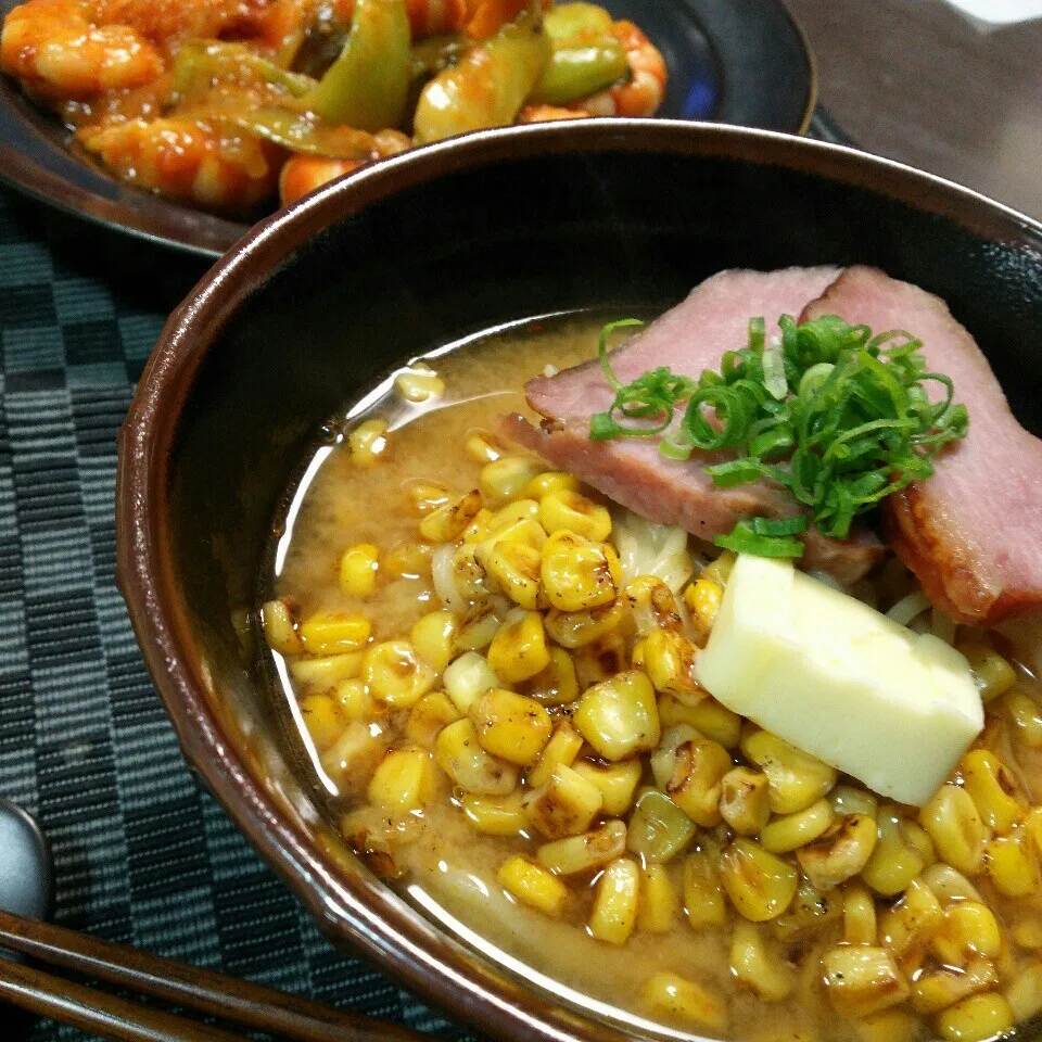 Snapdishの料理写真:焼きとうもろこしバター味噌ラーメン🍜🍥|くりんさん