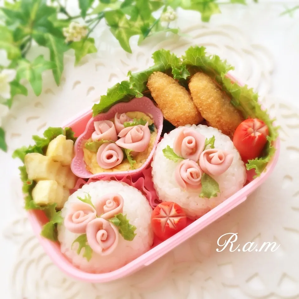 Snapdishの料理写真:薔薇のおにぎり弁当♡女子弁当♡|R.a.mさん