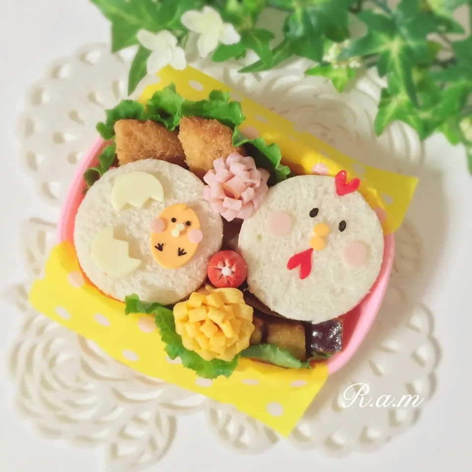 にわとり&ひよこキャラ弁♡産まれたよ〜♬サンドイッチ弁当♡|R.a.mさん