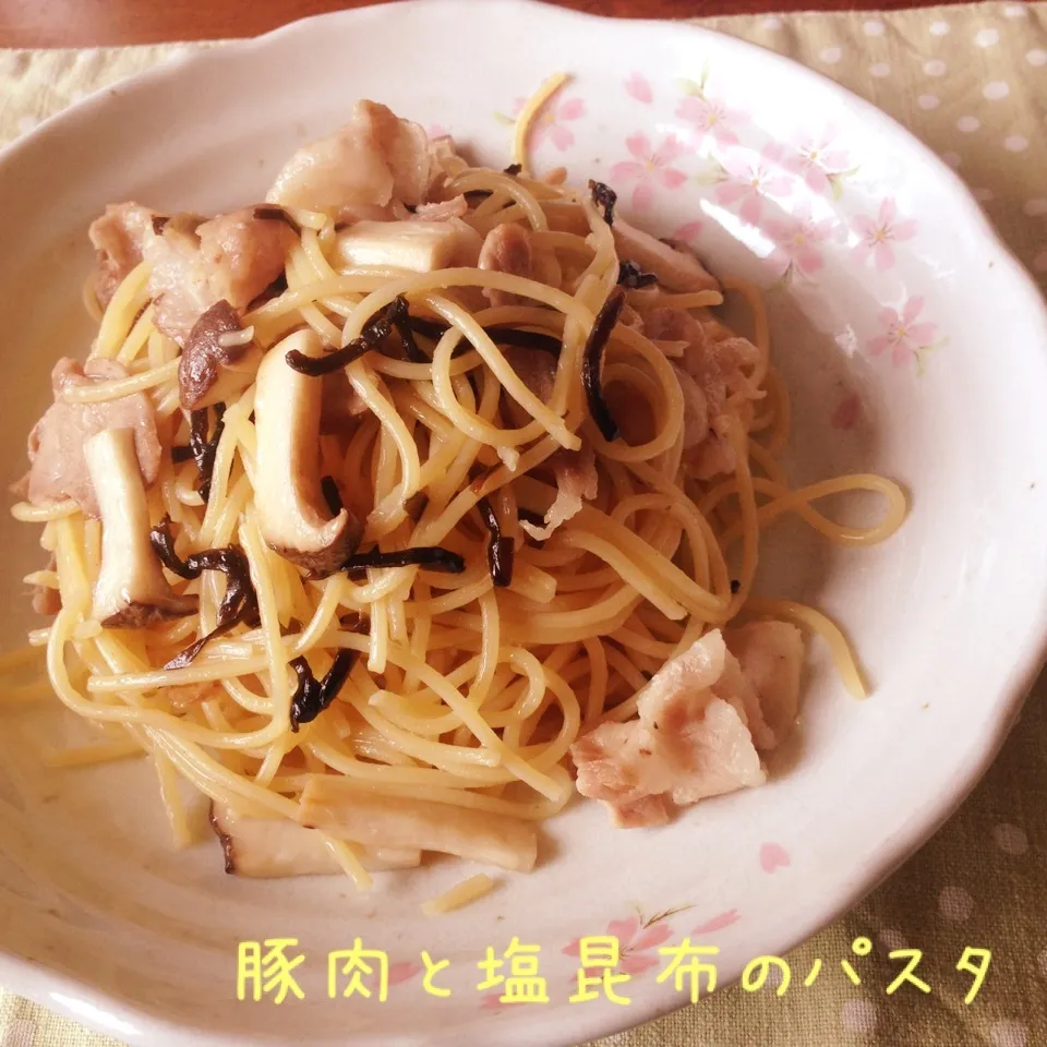 Snapdishの料理写真:豚肉と塩昆布のパスタ|ともみんさん