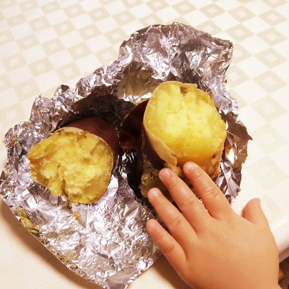 ほくほく焼き芋に愛する我が子の手。|月さん