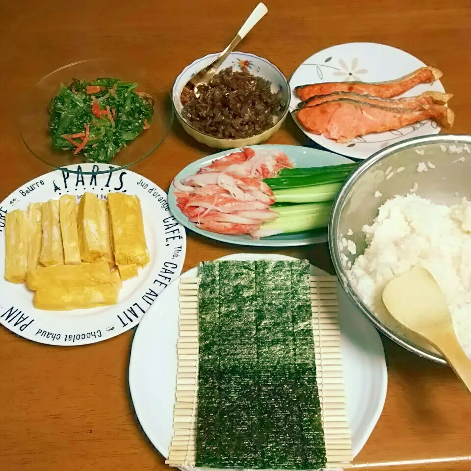 Snapdishの料理写真:＊手巻き寿司🍣晩ご飯🌃🍴🎵＊|とししいたけさん