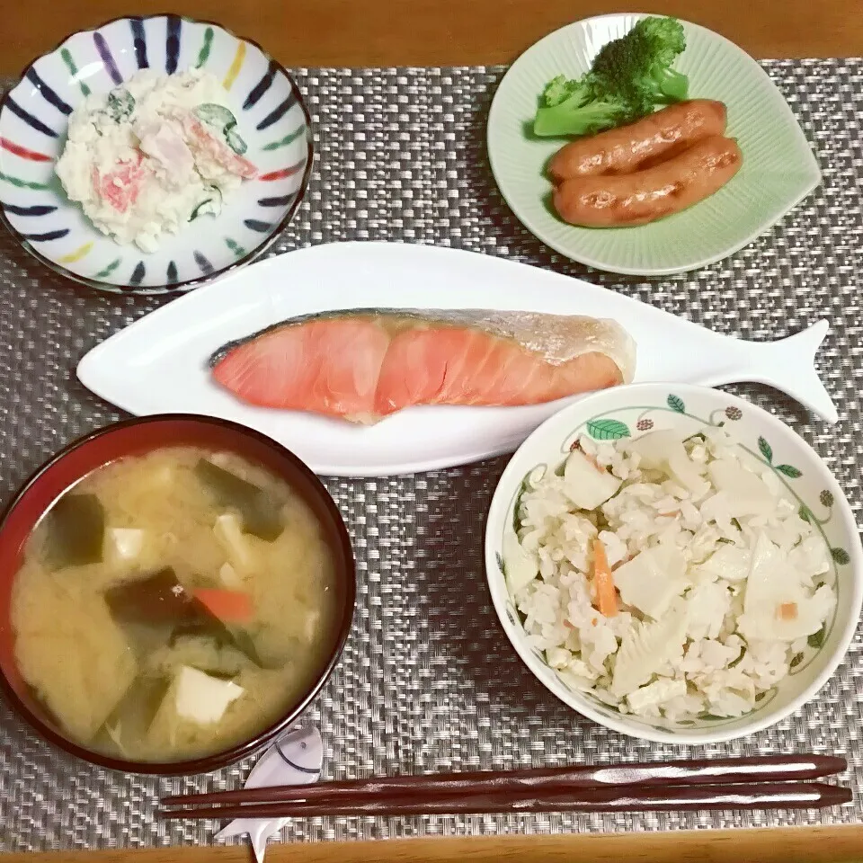 ＊タケノコご飯🍚鮭の塩焼き🐟晩ご飯🌃🎵＊|とししいたけさん