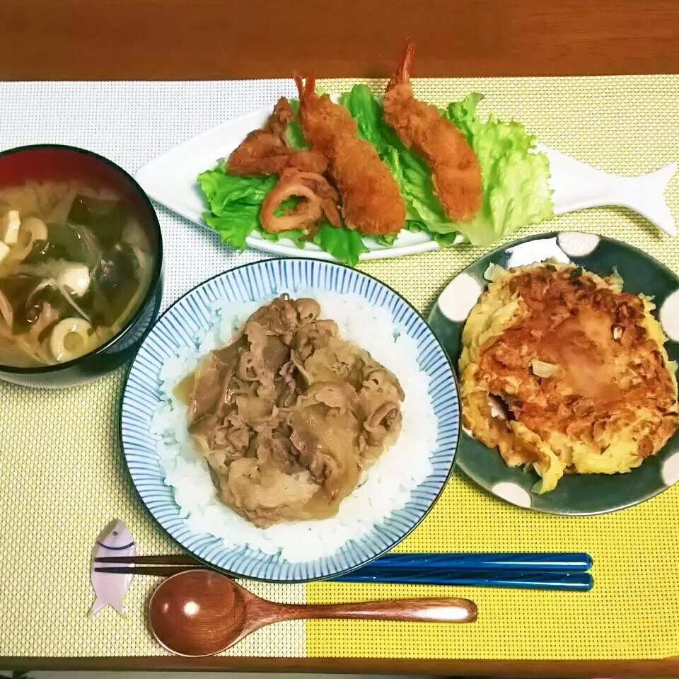 ＊ミニ牛丼🐮と海老フライ🍤晩ご飯🌃🍴🎵＊|とししいたけさん