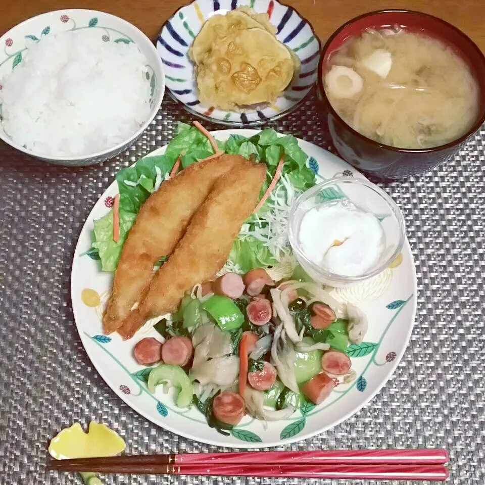 ＊ししゃもフライと野菜炒め温玉添え🍳なめこ味噌汁＊|とししいたけさん