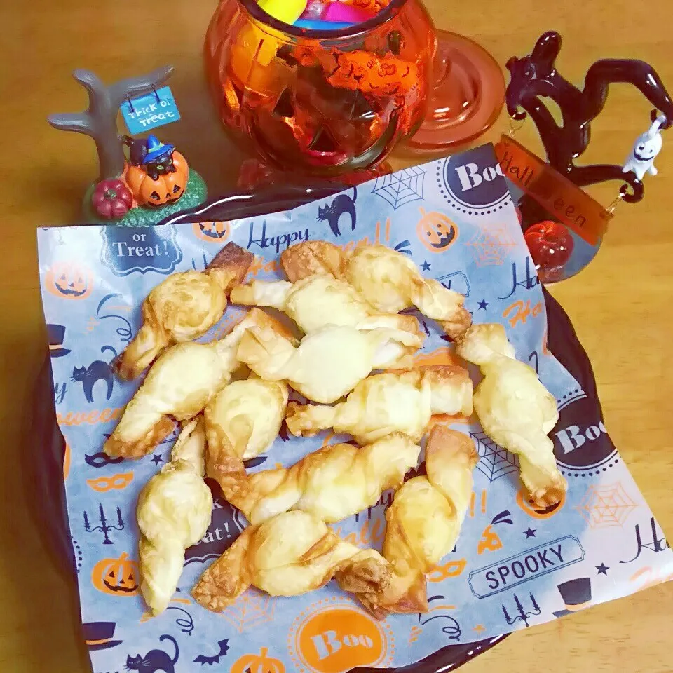 Snapdishの料理写真:trick or treat❗餃子の皮でチーズキャンディ🍬|とししいたけさん