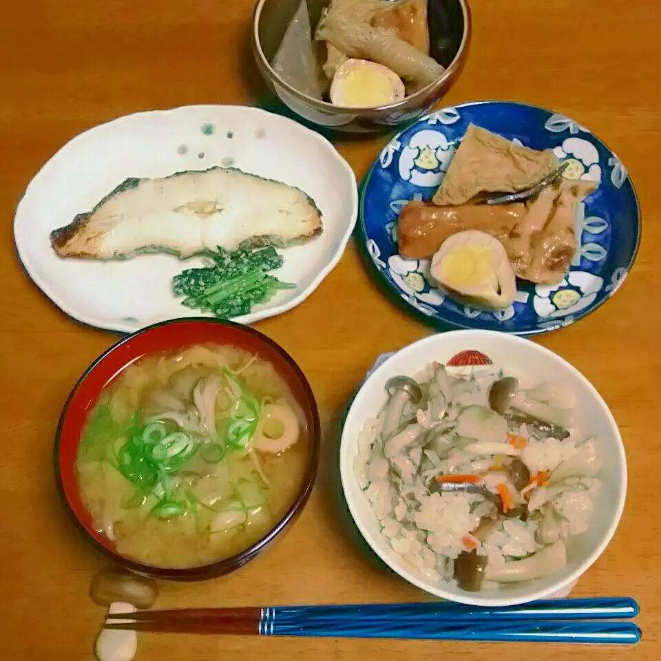 ＊秋感じる🍁きのこご飯🍚晩ご飯🌃🍴＊|とししいたけさん