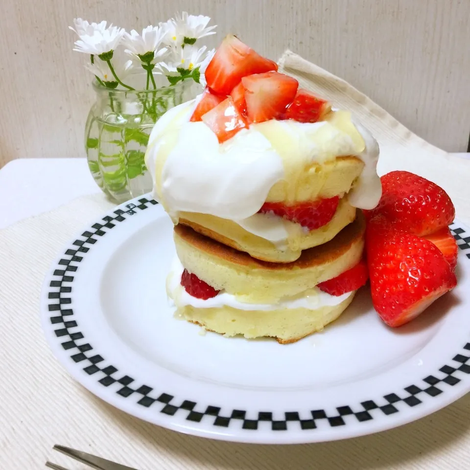 ショートケーキ風パンケーキ♡|わことひろさん