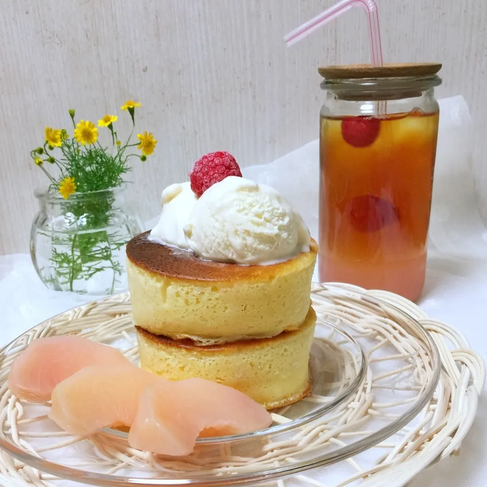 Snapdishの料理写真:ふわんふわんパンケーキとピーチセパレートティー♡|わことひろさん