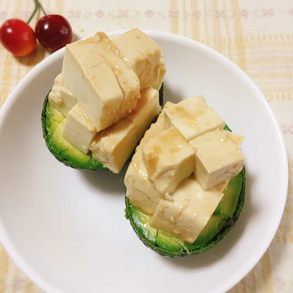 i yoちゃんの♡塩麹味噌豆腐のせアボカドカップ❤️|さくらんぼさん