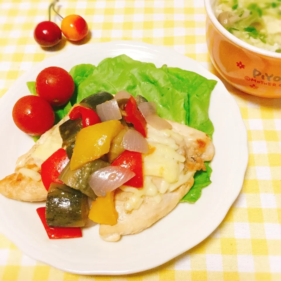 Snapdishの料理写真:とんちゃんの♡鶏むね肉のチキンソテータラトゥイユがけ❤️|さくらんぼさん