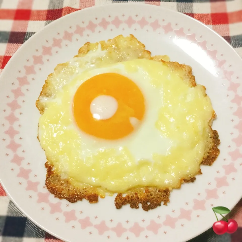 Snapdishの料理写真:マネっこ♪ミカ姉さんの♡チーズ目玉焼き🍳❤️|さくらんぼさん