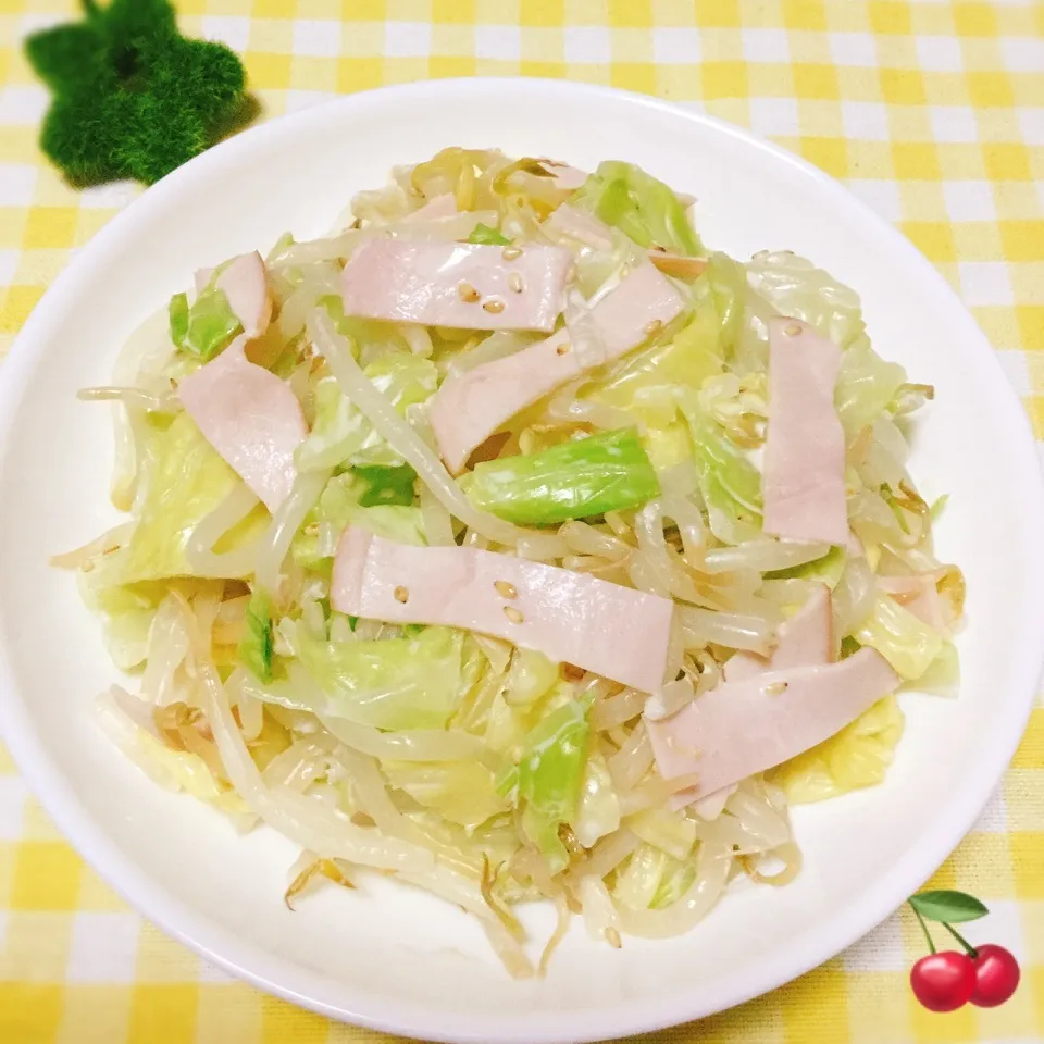 Snapdishの料理写真:マリアンナさんの♡もやしとキャベツのマヨ麺つゆ胡麻サラダ❤️|さくらんぼさん