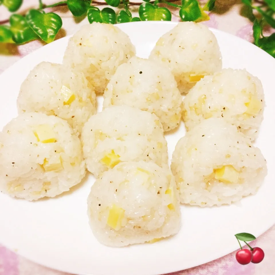 チータラペッパーおにぎり🍙🧀💕（ククパ）|さくらんぼさん