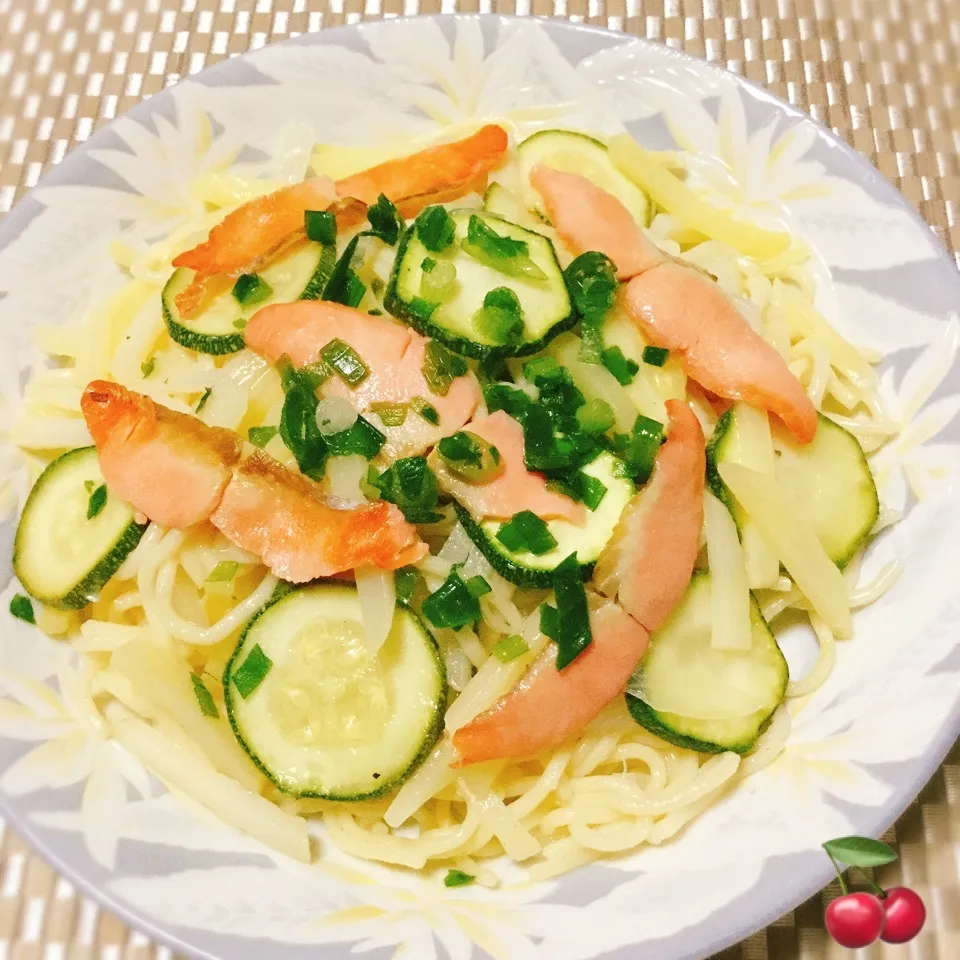 おかめさんの簡単ワンポットパスタスモークサーモンズッキ〜❤️|さくらんぼさん