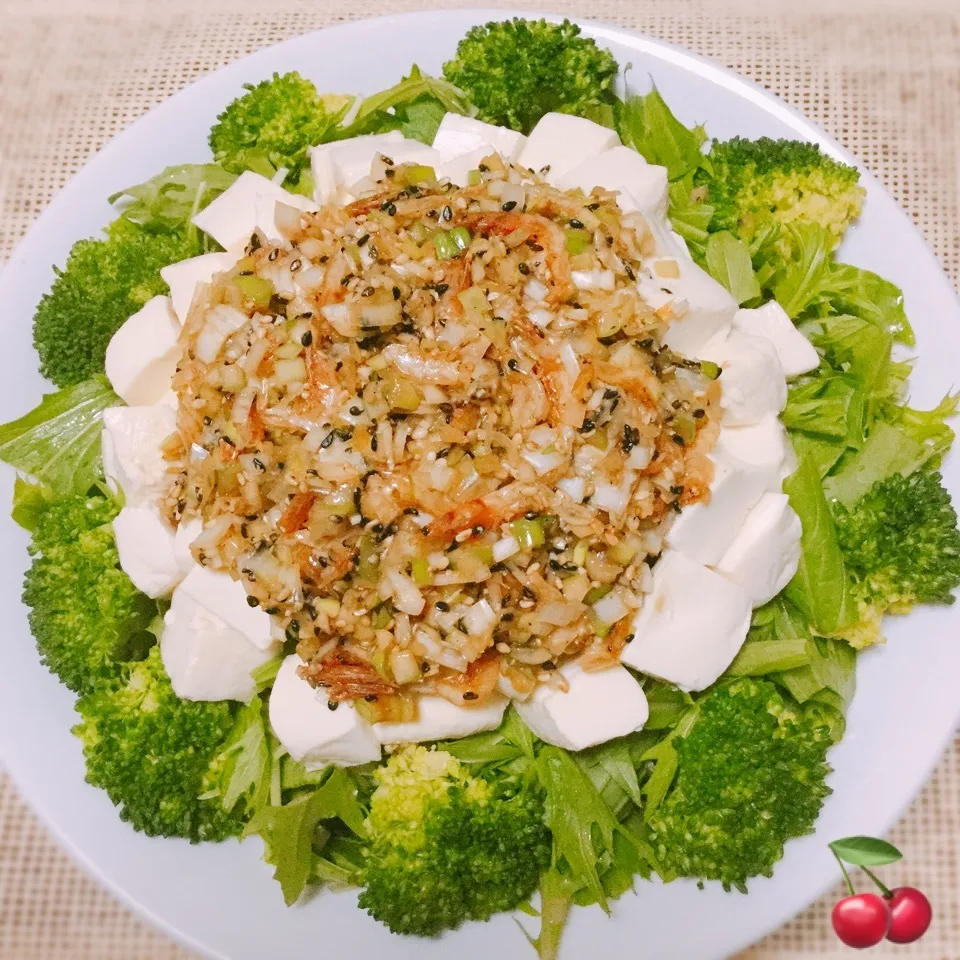 Snapdishの料理写真:ふぅ〜ママさんの♡長ねぎ桜えびのぽん酢ドレde水菜豆腐サラダ|さくらんぼさん