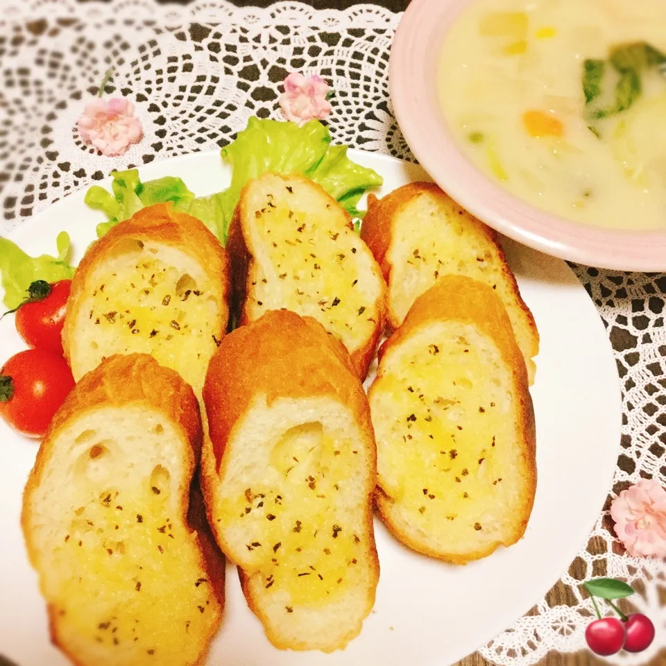 晩ご飯🍒ガーリックトースト＆シチュー💚|さくらんぼさん