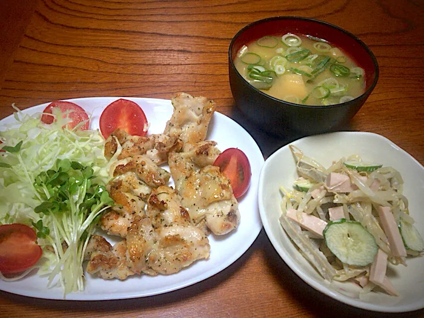 今日の実家(IH)で作る男飯(๑˃̵ᴗ˂̵)若鶏のバジルソテー&もやしと黒はんぺんサラダ🥗&じゃがいもとワカメと油揚げの味噌汁🎶|ひーちゃんさん