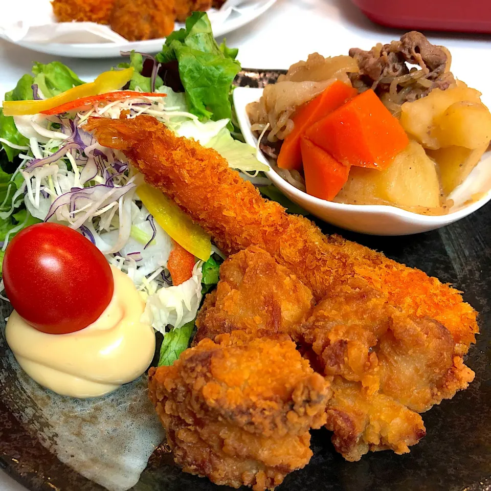 Snapdishの料理写真:今日の夜ご飯★揚げ物と肉じゃがとサラダ|emichococo625さん