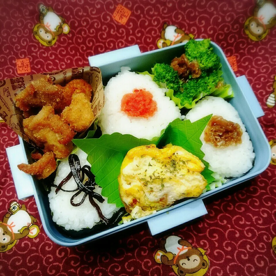 Snapdishの料理写真:おにぎり三種類弁当|さらだきの子さん