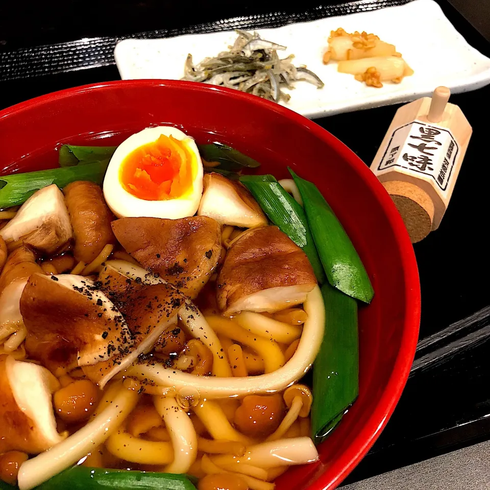 カラダ喜ぶきのこうどん🍄 #原了郭 #黒七味|ヨッチャンさん