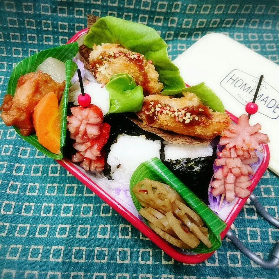 Snapdishの料理写真:ひとくちカツ＆おにぎり弁当|さらだきの子さん